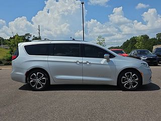 Thumbnail - 2022 Chrysler Pacifica