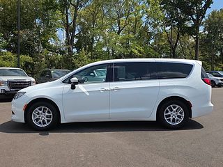 Thumbnail - 2023 Chrysler Voyager