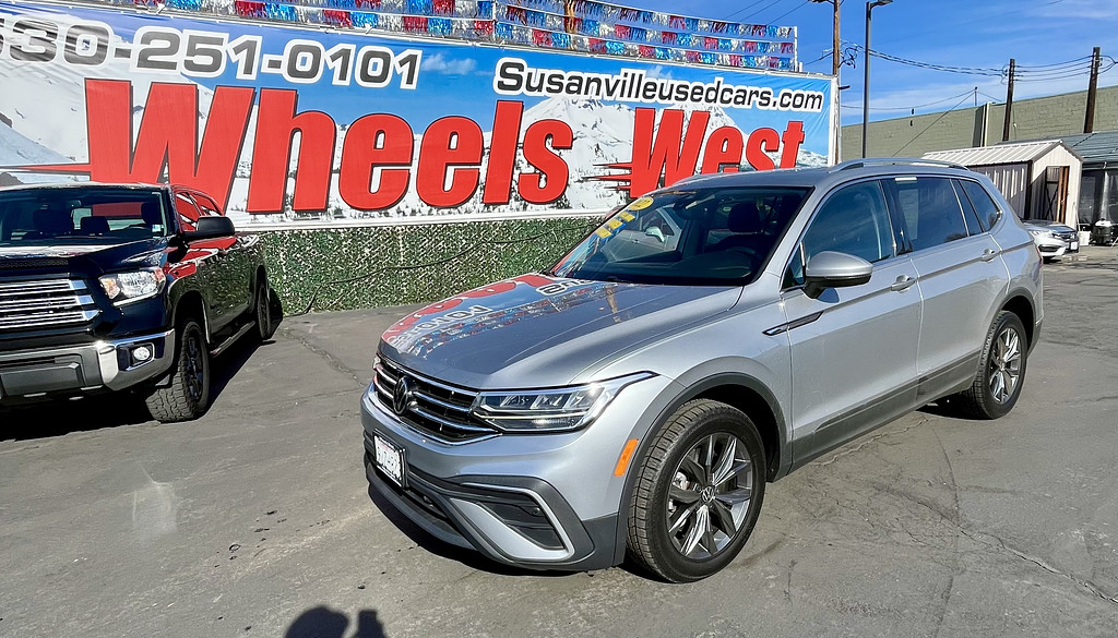 2022 Volkswagen Tiguan Located at Wheels West light-box-slides