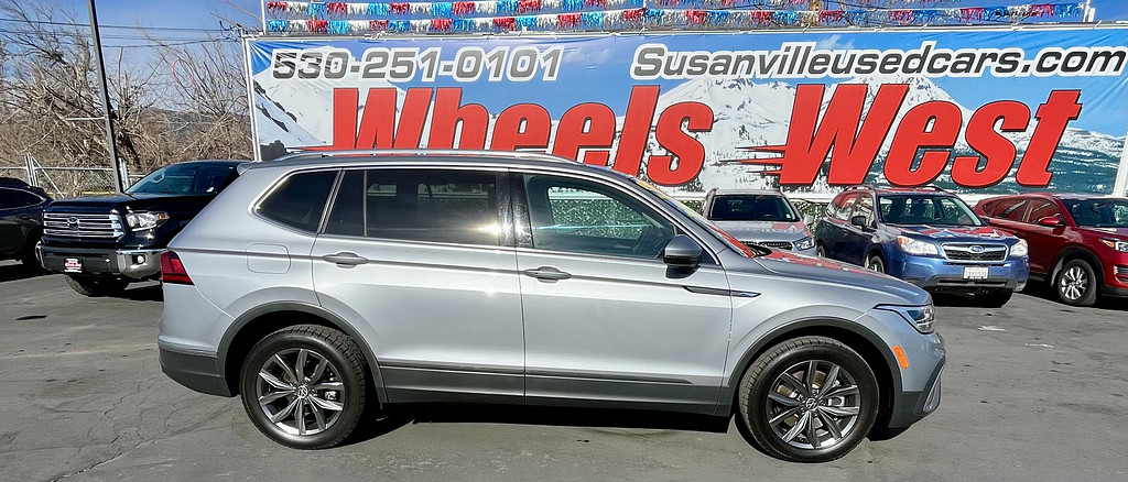 2022 Volkswagen Tiguan Located at Wheels West light-box-slides