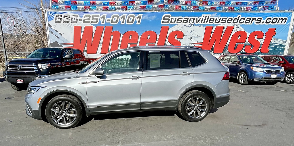 2022 Volkswagen Tiguan Located at Wheels West light-box-slides