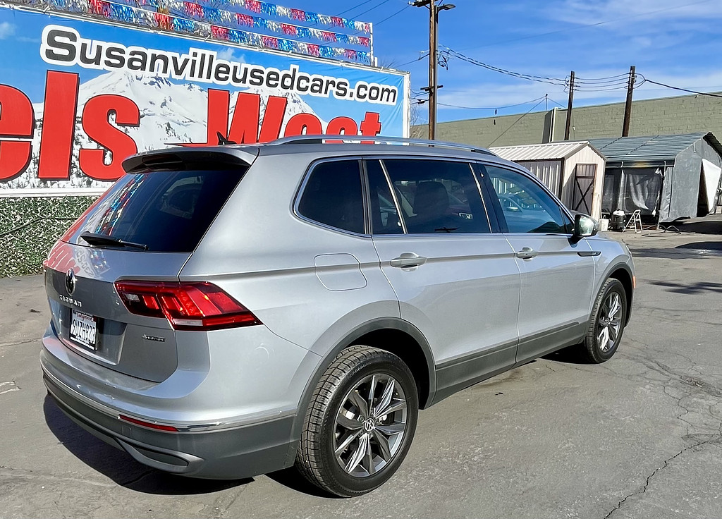 2022 Volkswagen Tiguan Located at Wheels West light-box-slides