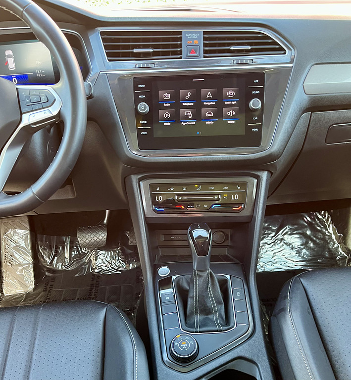 2022 Volkswagen Tiguan Located at Wheels West light-box-slides