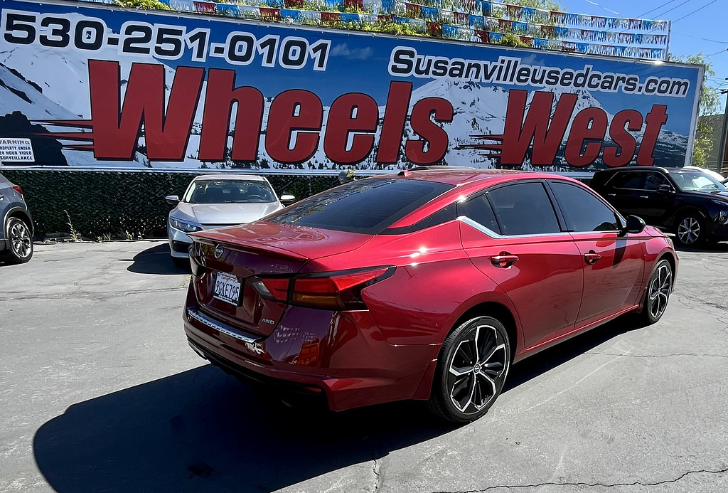 2023 Nissan Altima Located at Wheels West light-box-slides