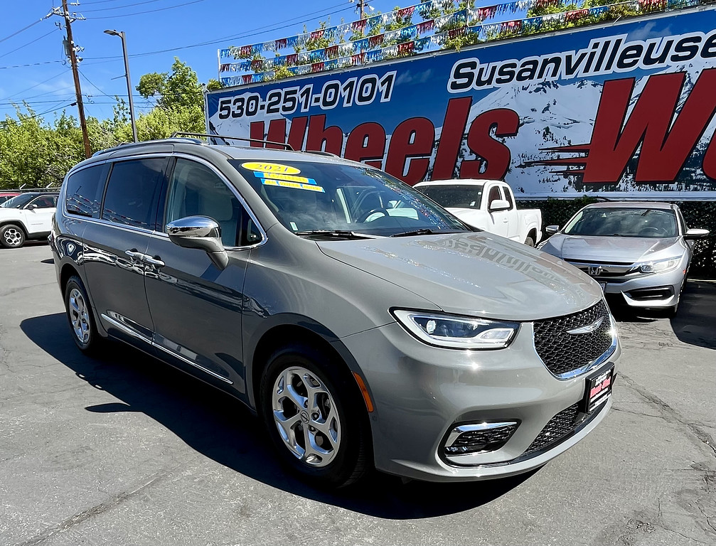 2021 Chrysler Pacifica Limited's photo