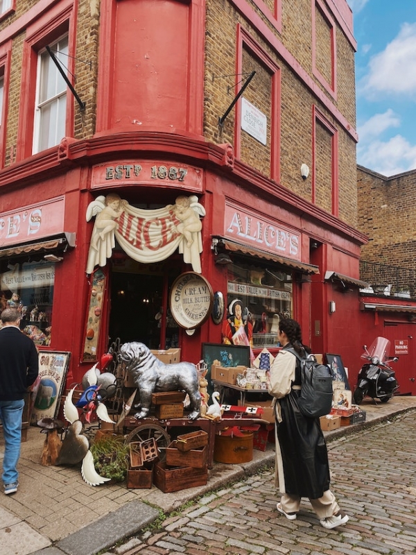The History and Evolution of Vintage Clothing</h1><h1>The History and Evolution of Vintage Clothing