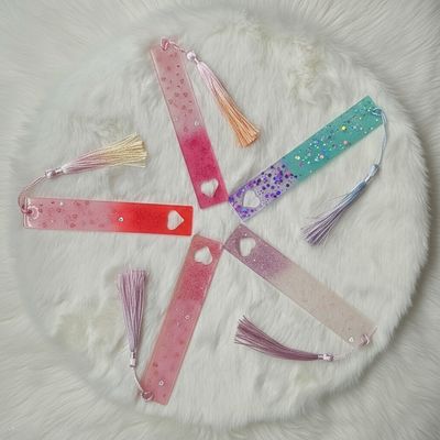 Handgefertigte Unikate: Magische Epoxidharz-Lesezeichen mit Quaste