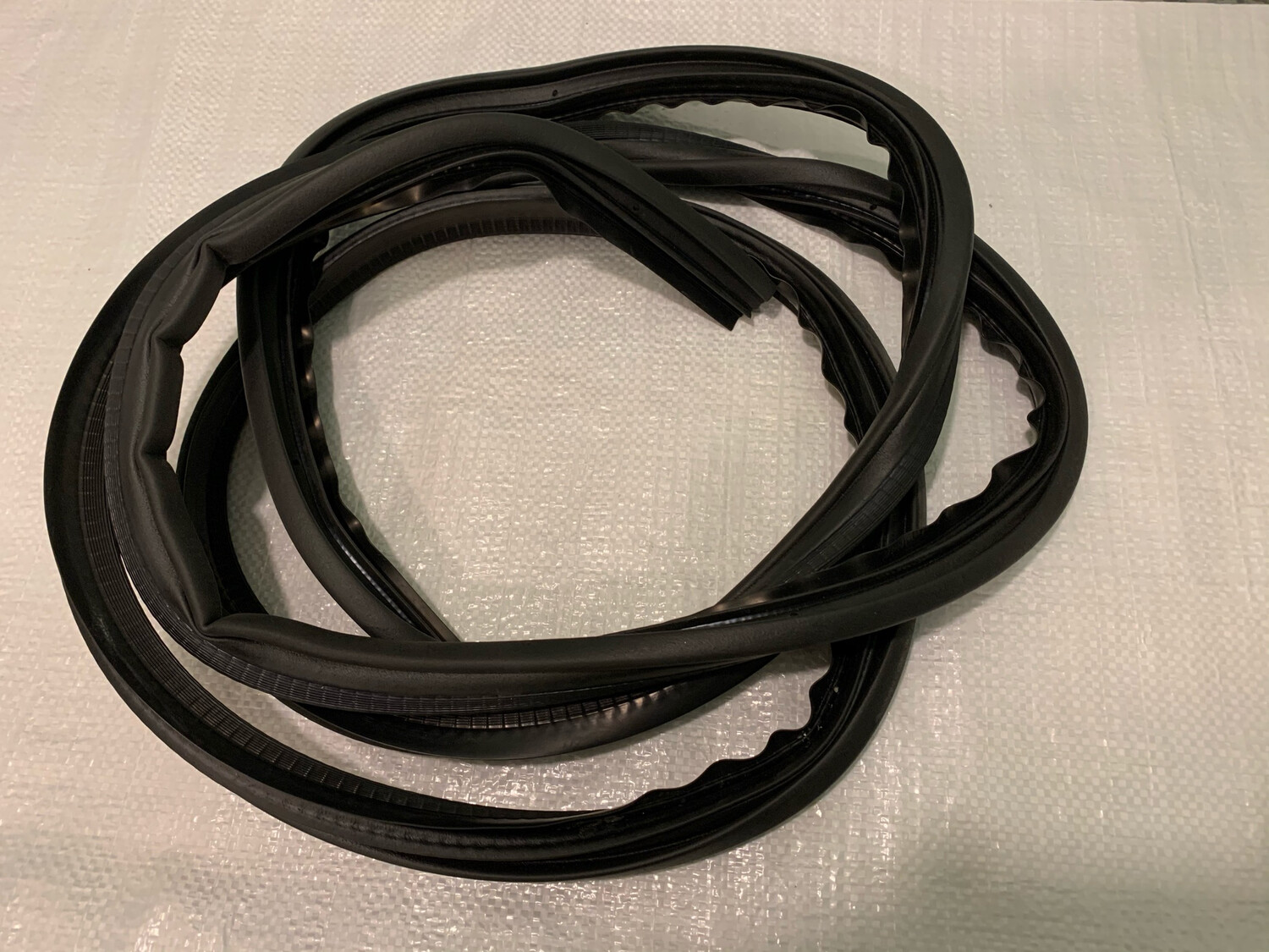 3302-6107126 уплотнитель. Уплотнитель двери передний левый поло седан 2013. Уплотнитель передней левой двери ланос. Уплотнитель передних. Уплотнитель мерседес спринтер 903.