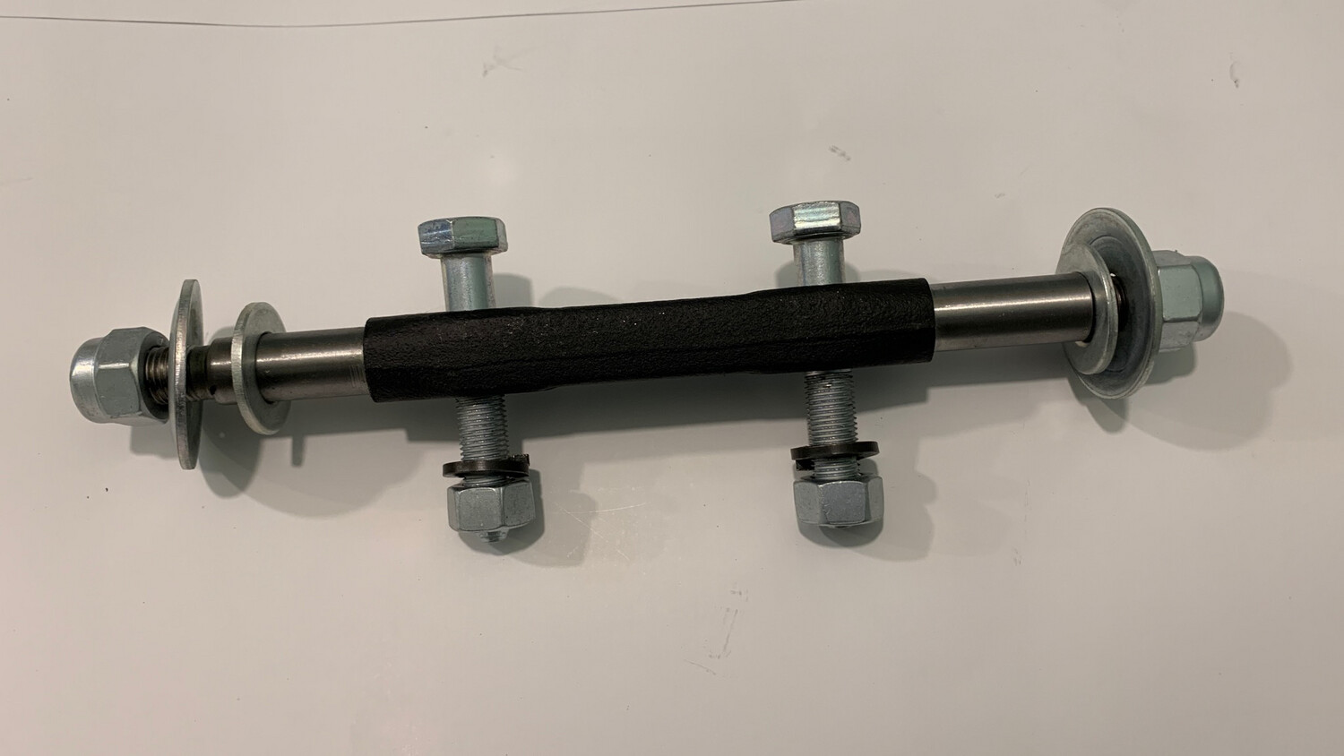 Ось верхнего рычага Лада 4х4 /Нива Шевроле/ Нива Легенд/Тревел (в сборе)