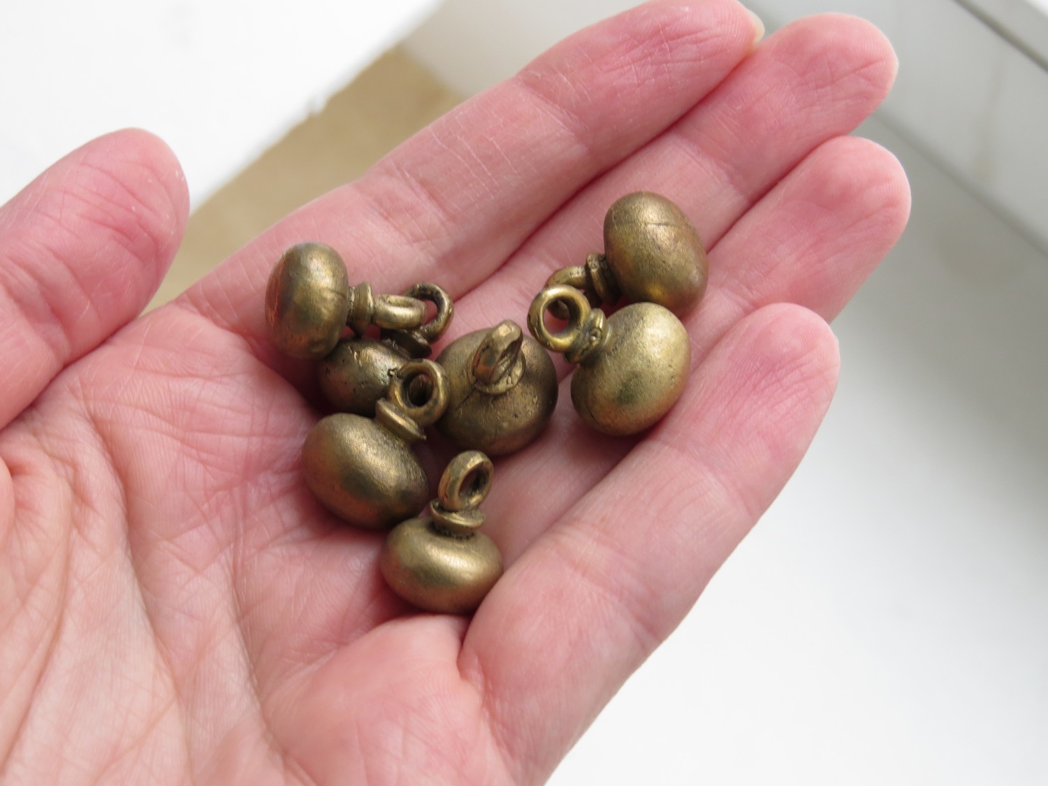 Пуговка гирька 19 век. Пуговица гирька 14 век. Пуговица серебро гирька 1870-1914. Пуговки гирьки датировка. Пуговка гирька с камнем.