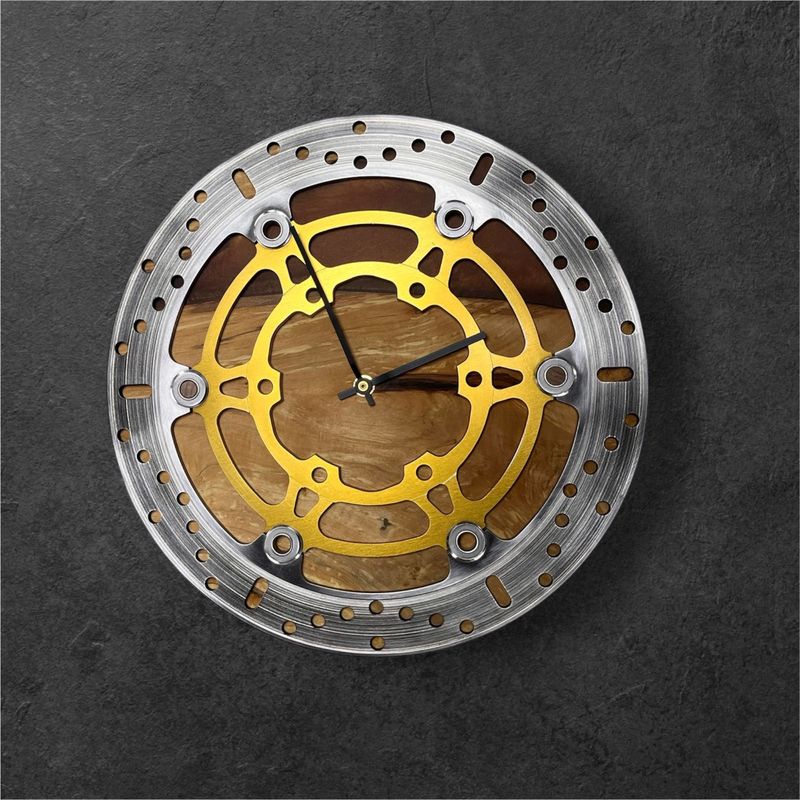 Originelle Wanduhr aus Holz und Epoxidharz