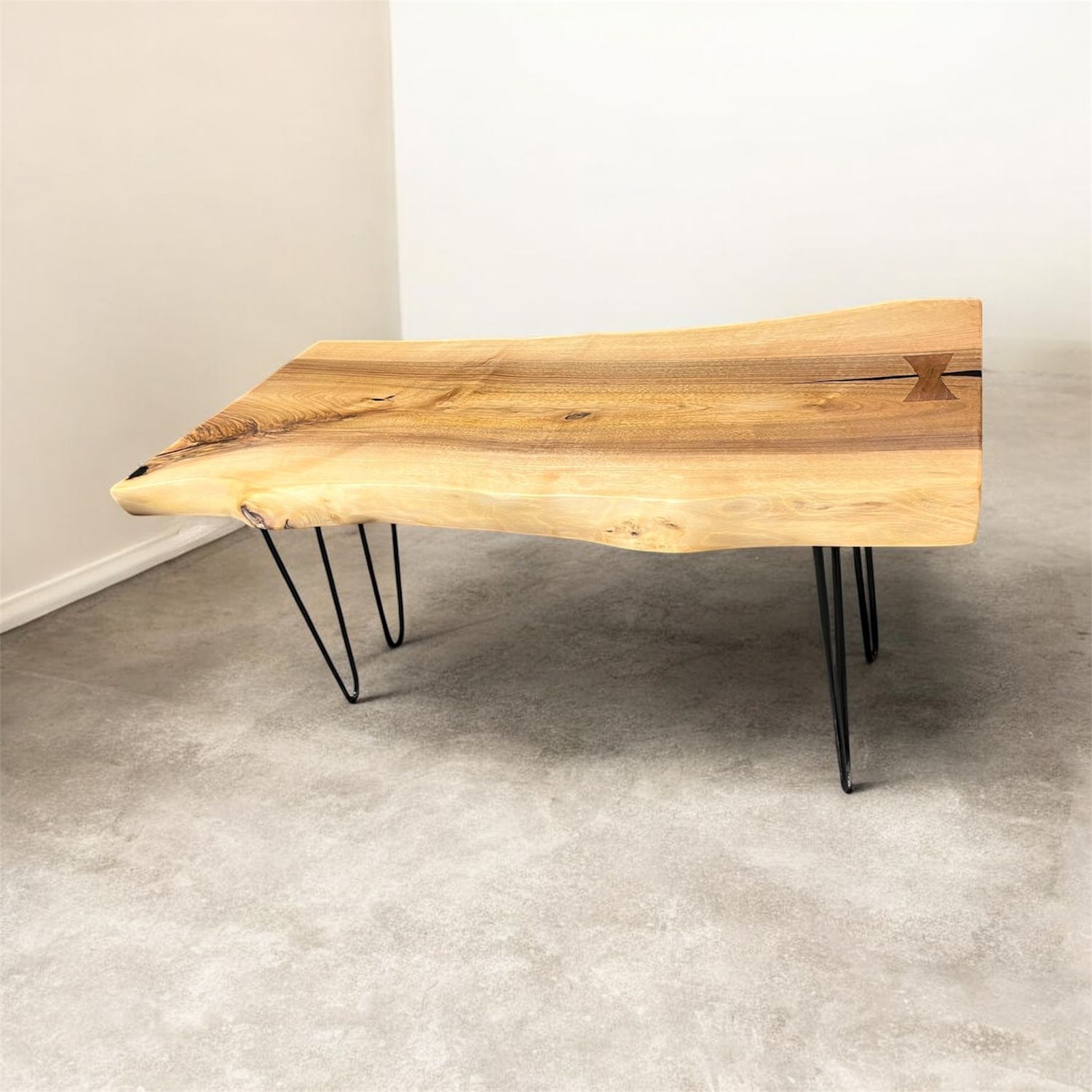 Rustikaler Couchtisch, Holz mit Metallbeinen, Unikat