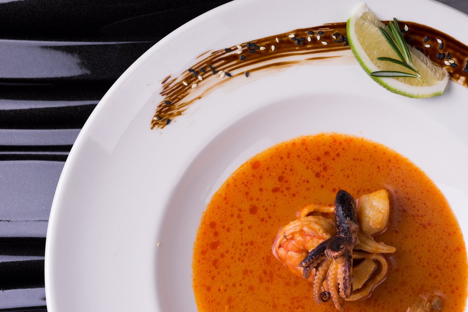 Этикет приборов в ресторане. Как правильно есть острое. Парень ест суп в ресторане. Еда на женщине. Как правильно есть острое.