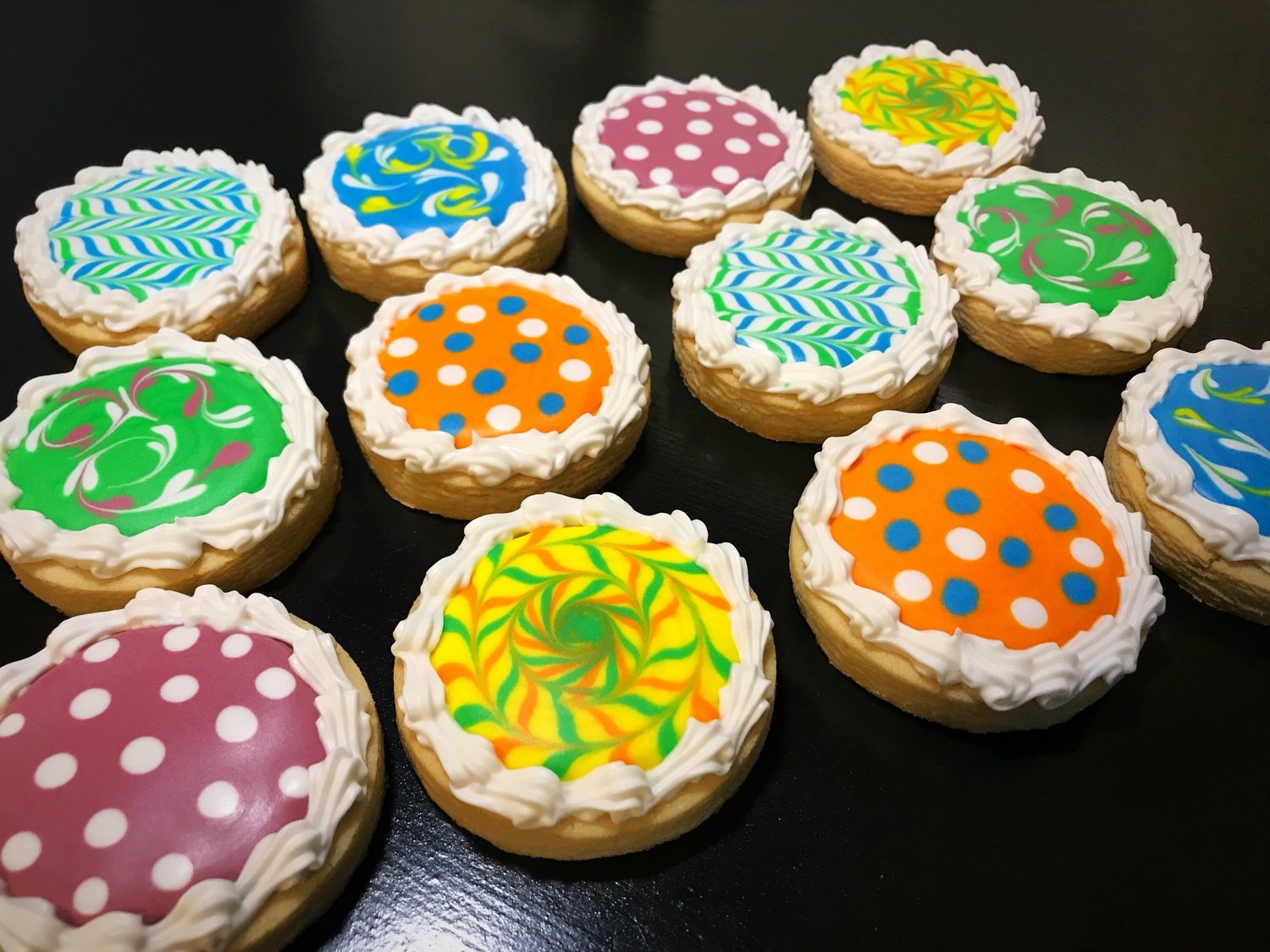 COLORFUL DESIGNS ON ROUND COOKIES (EACH)
