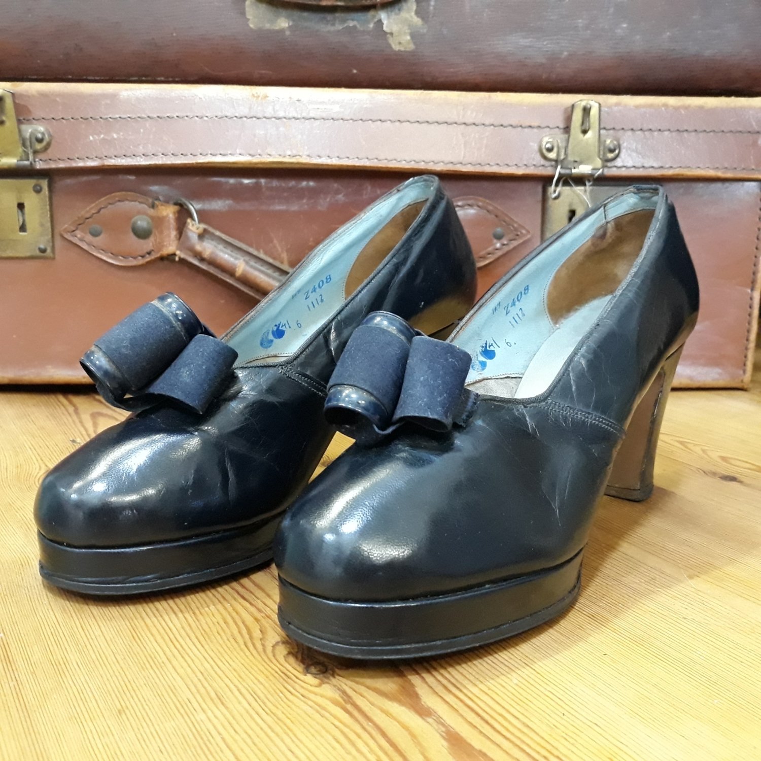 Ladies 1940s CC41 Navy Blue Leather Shoes.