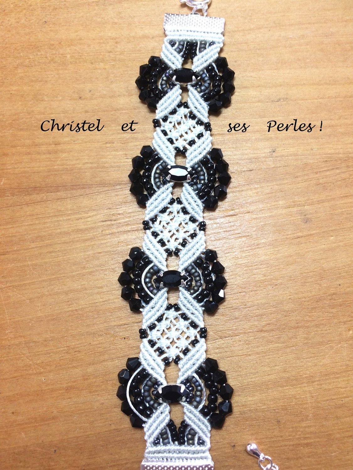 Bracelet Shamballacordon noir&perles hematite+facette cristal vert, macramé