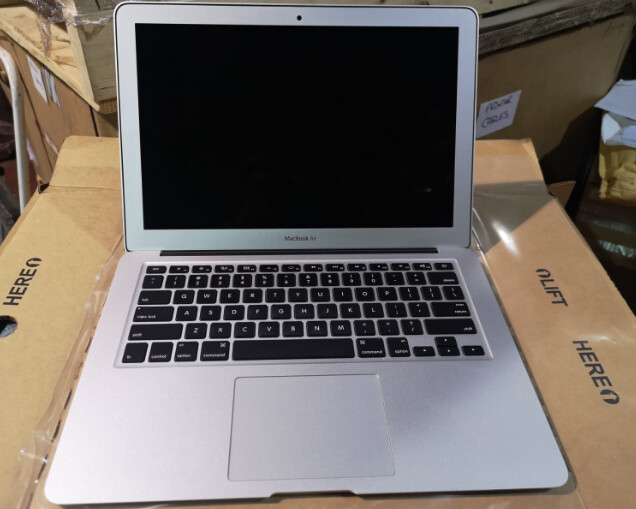 Apple MacBook Air 13.3" A1466 Intel Core i75650U (2.2GHz)