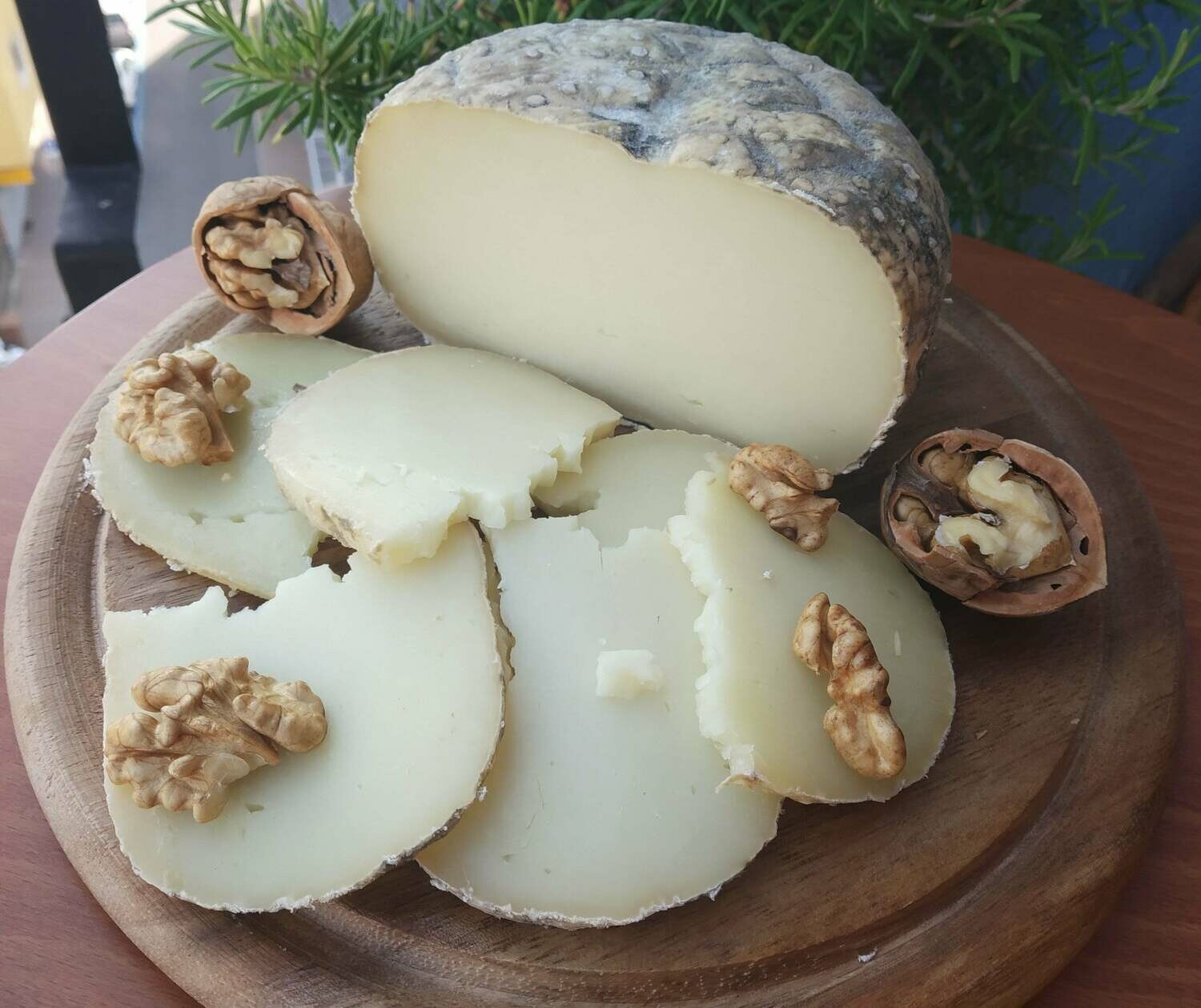 PECORINO AROMA NELL`ORCIO FOGLIE DI NOCE