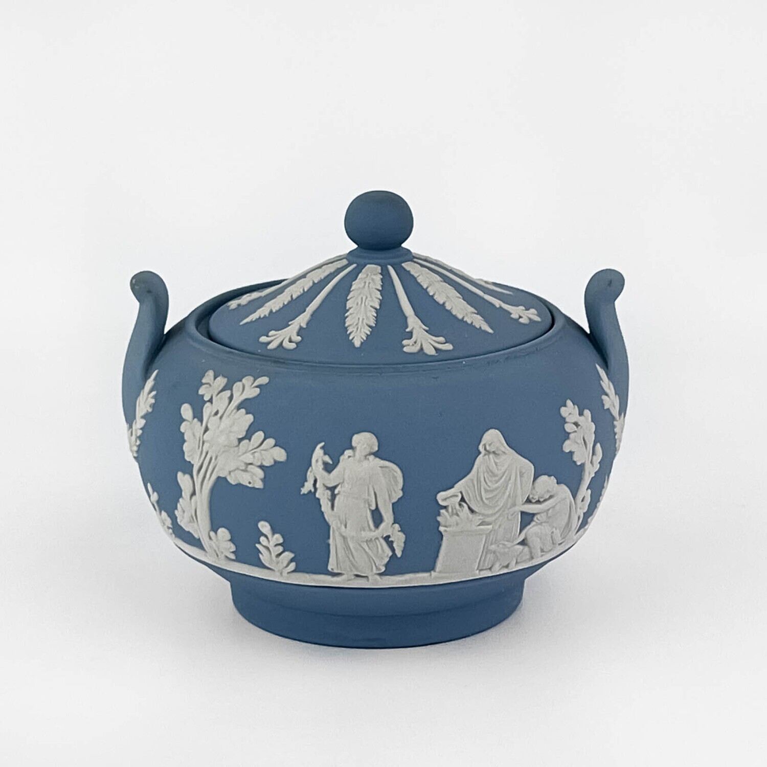 Масленка попова виноградная гроздь фарфор. Фарфоровая чайнту в виде мешка с крышкой винтаж. Мешок фарфор. Штоф из фарфора белый. Штоф с крышкой.