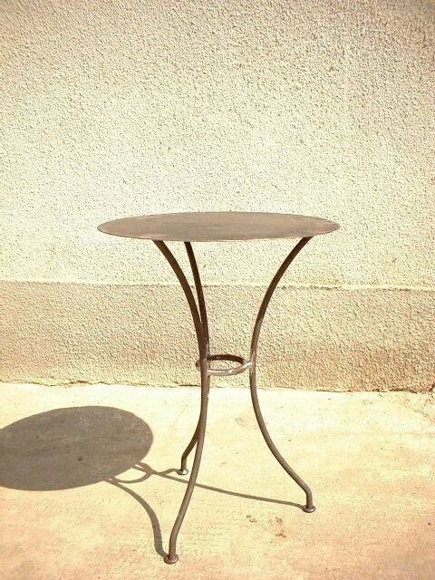 Grande table ronde de jardin en fer forgé, plateau