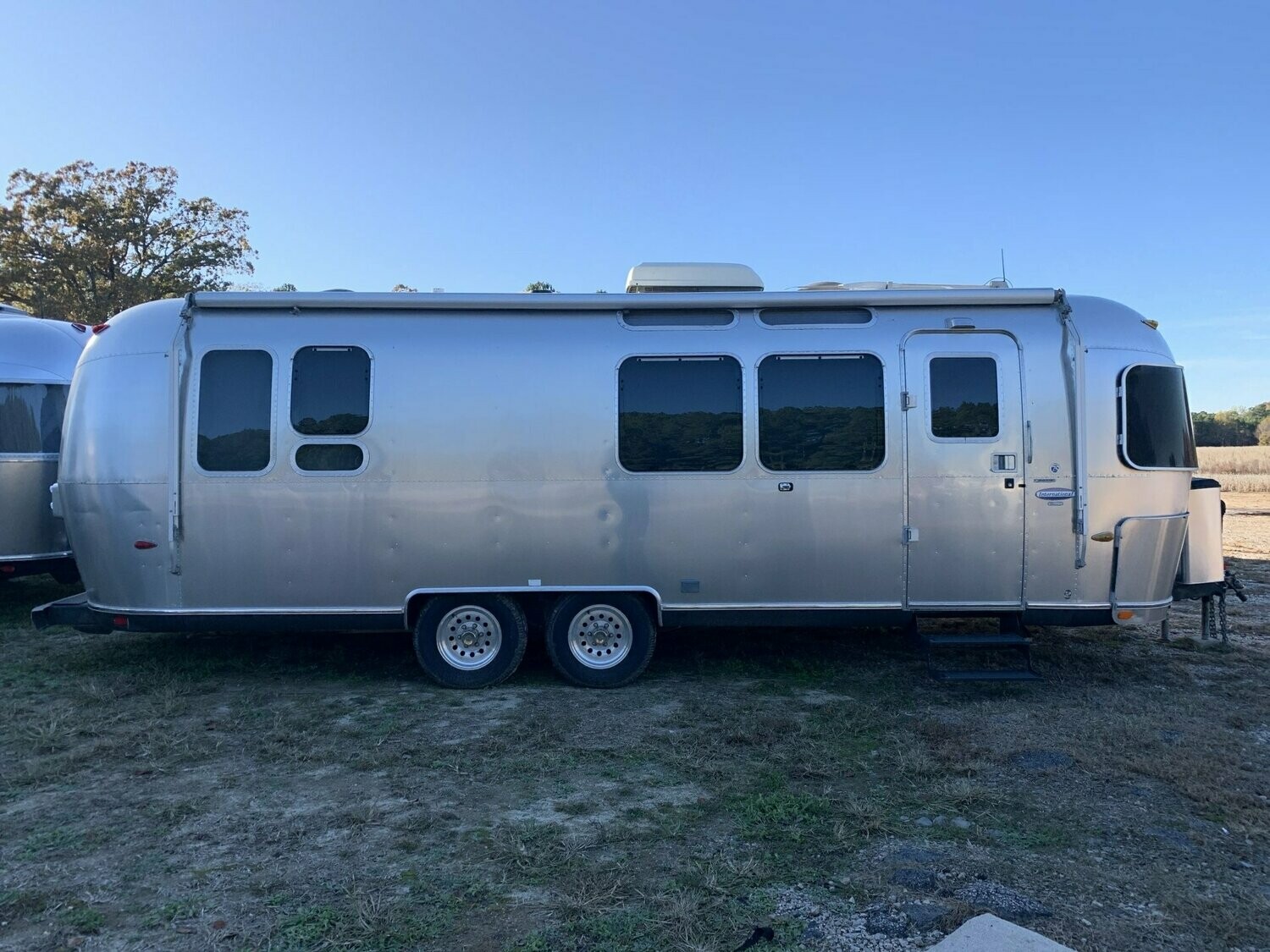 2005 Airstream International 28 CCD with Rear Queen