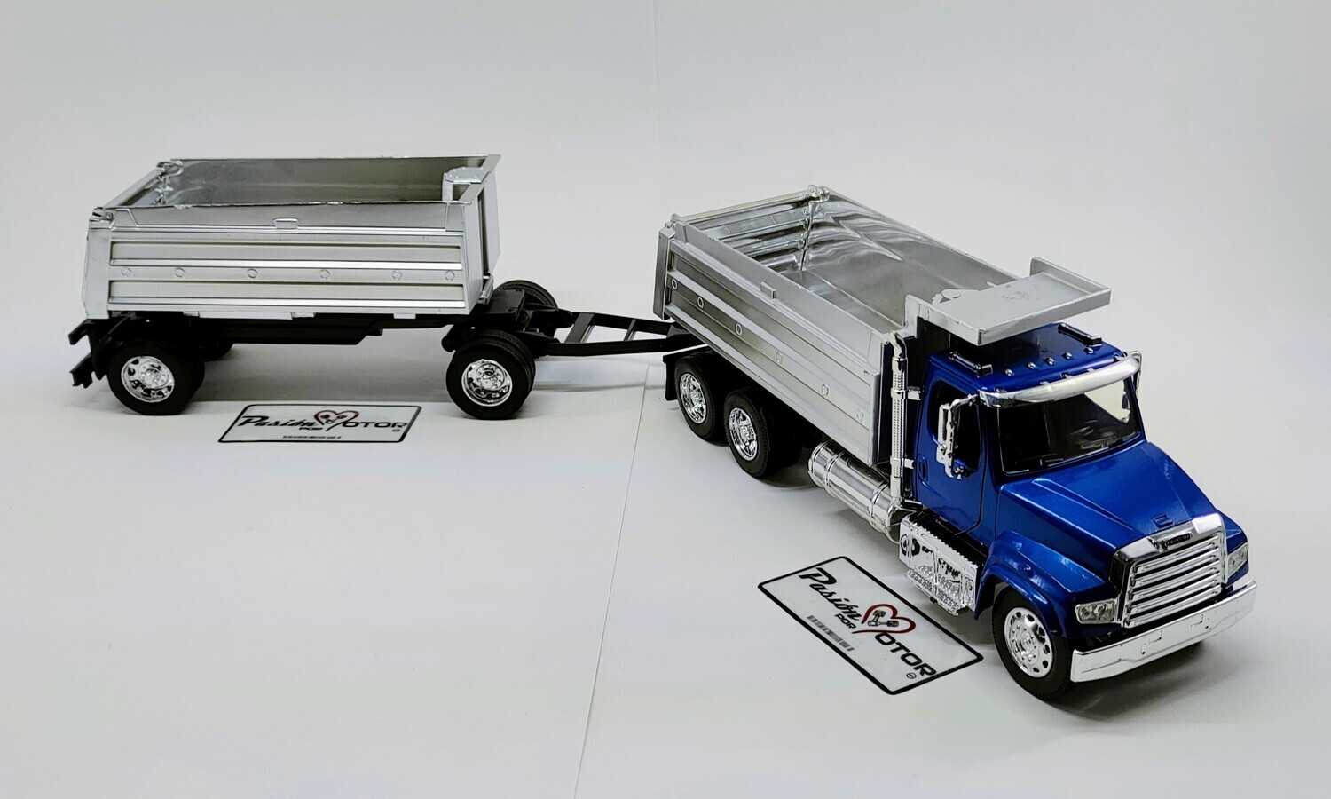 132 Freightliner 114SD Torton Gondola de Volteo 2011 Con Remolque