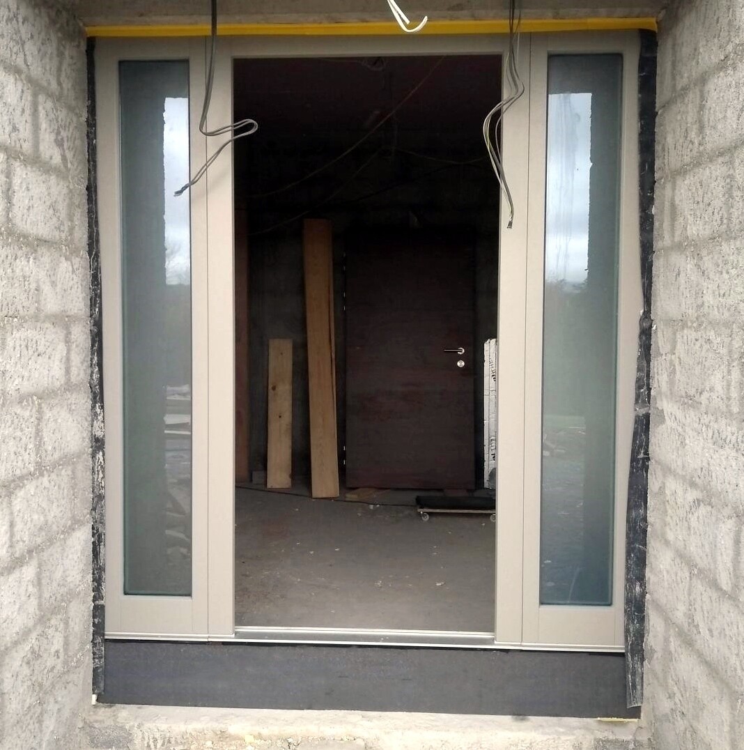 Thermal insulation bracket for door thresholds, 85 x 230 x 1,175mm