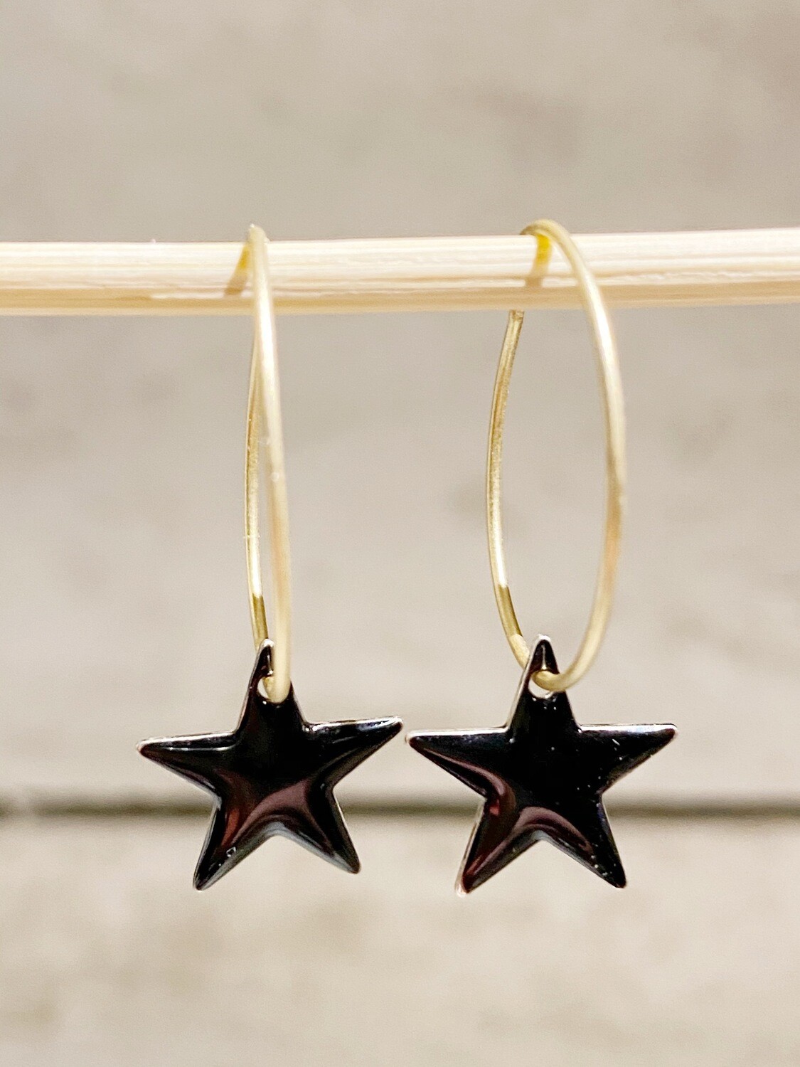 pendientes-aro-dorado-estrella-negra