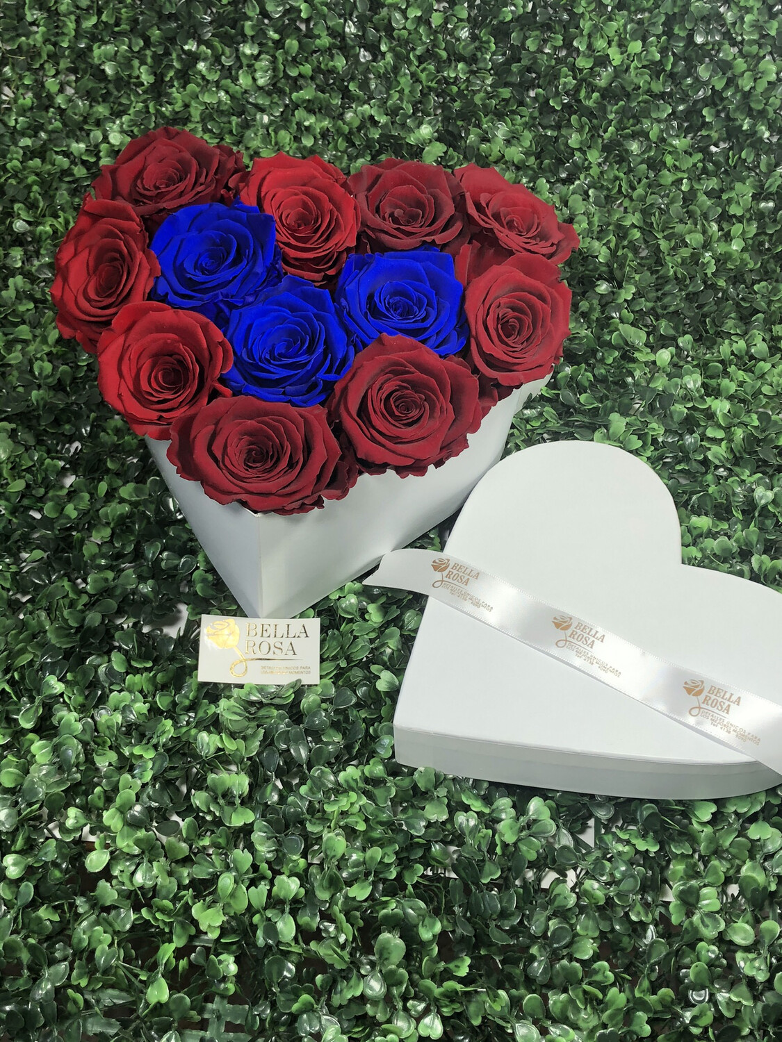 Caja en forma de corazón con 12 rosas preservadas