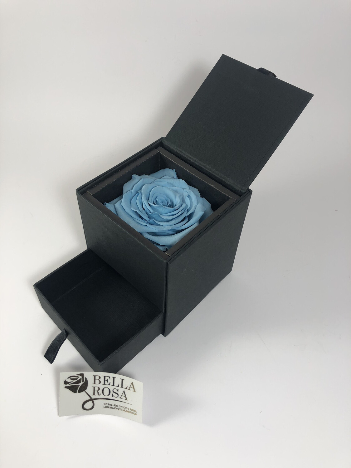 Caja elegante con rosa natural preservada en color celeste