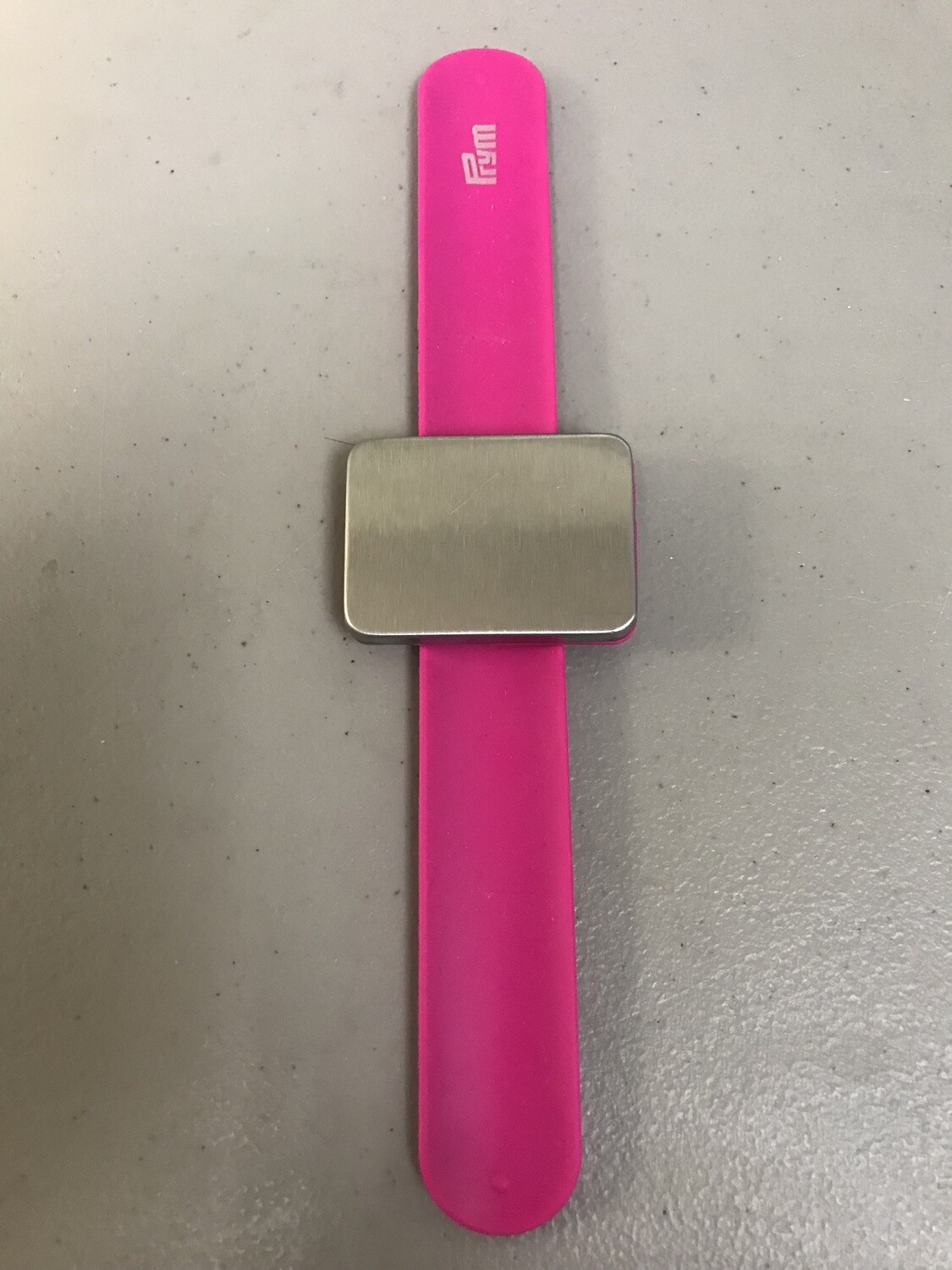 WRIST PIN HOLDER