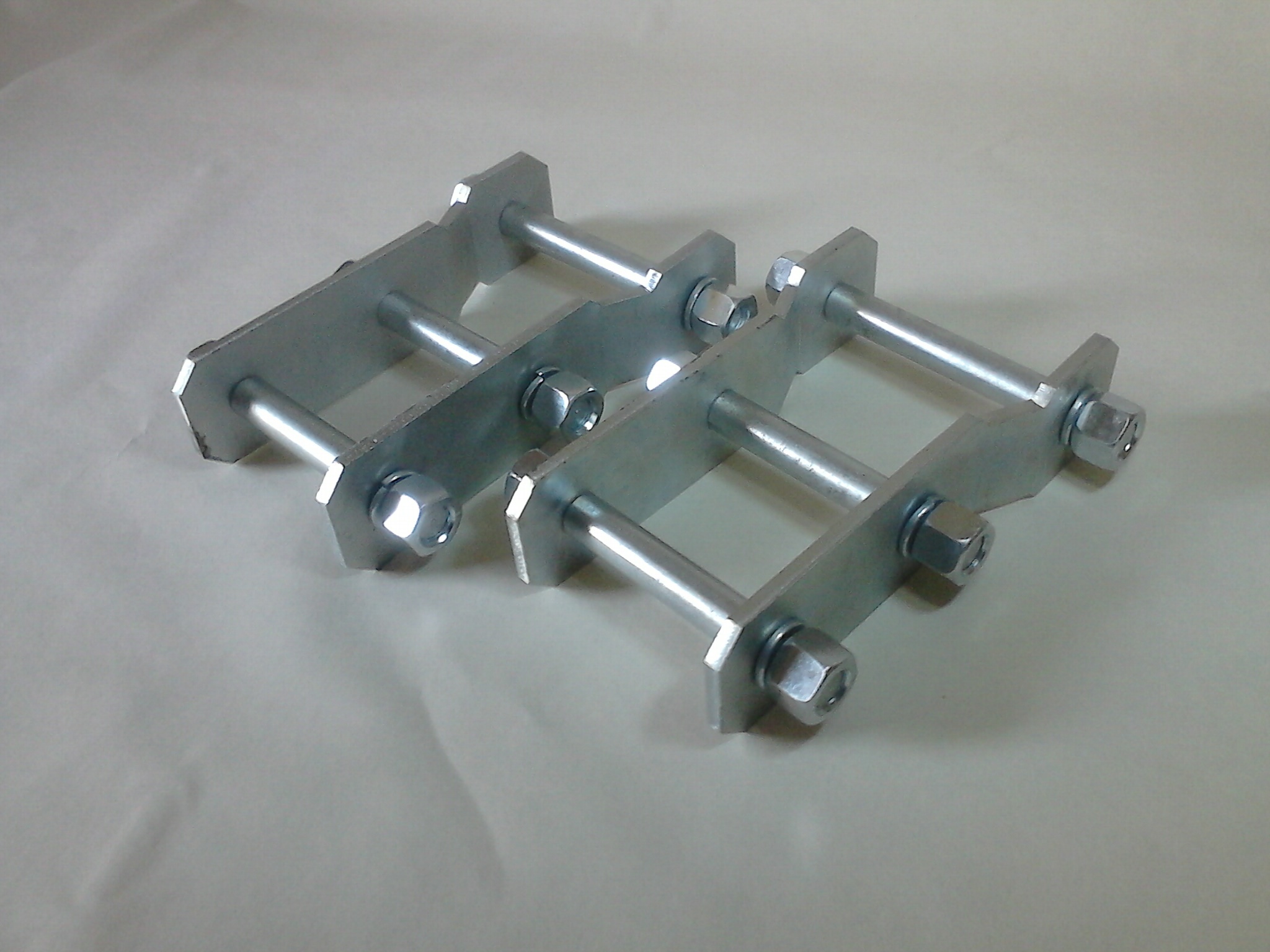 Удлиненные серьги рессор. G серьги рессоры nissan navara d40. Серьга рессоры митсубиси л200. Лифт проставки рессоры navara. Серьга рессора митсубиси л300 ctr.