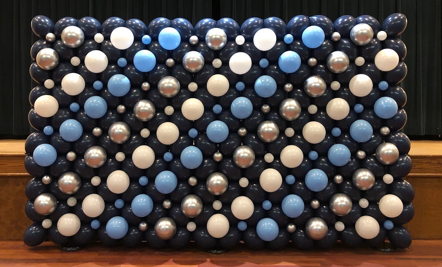 Balloon wall, a big impactful balloon decoration