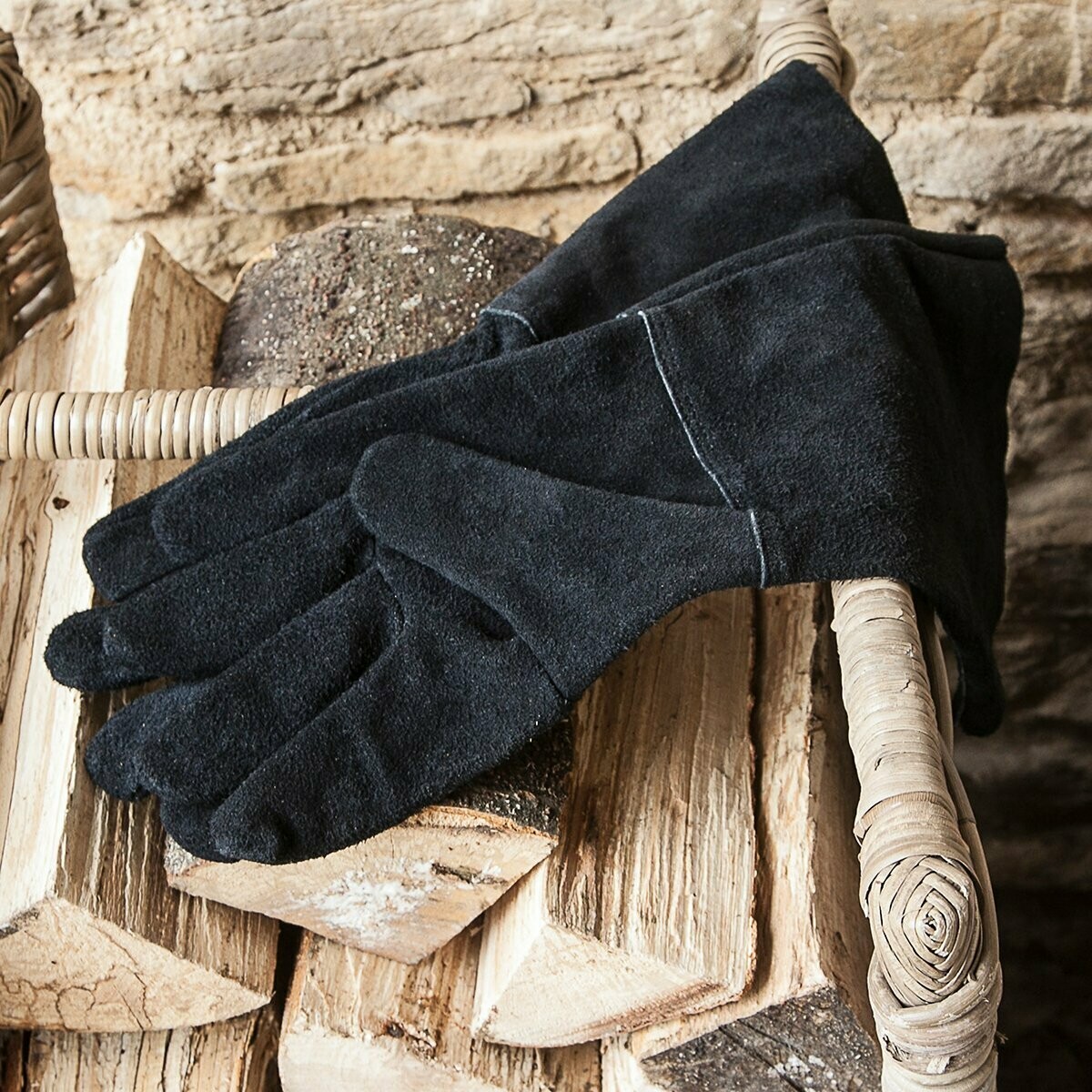 Gauntlet Gloves in Black Suede