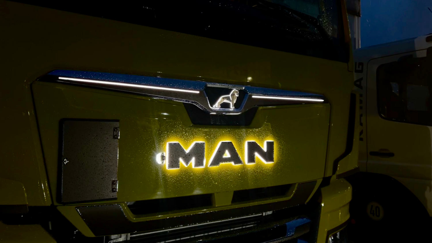 Neue MAN Chromspange mit LED Beleuchtung / Löwe / Seiten