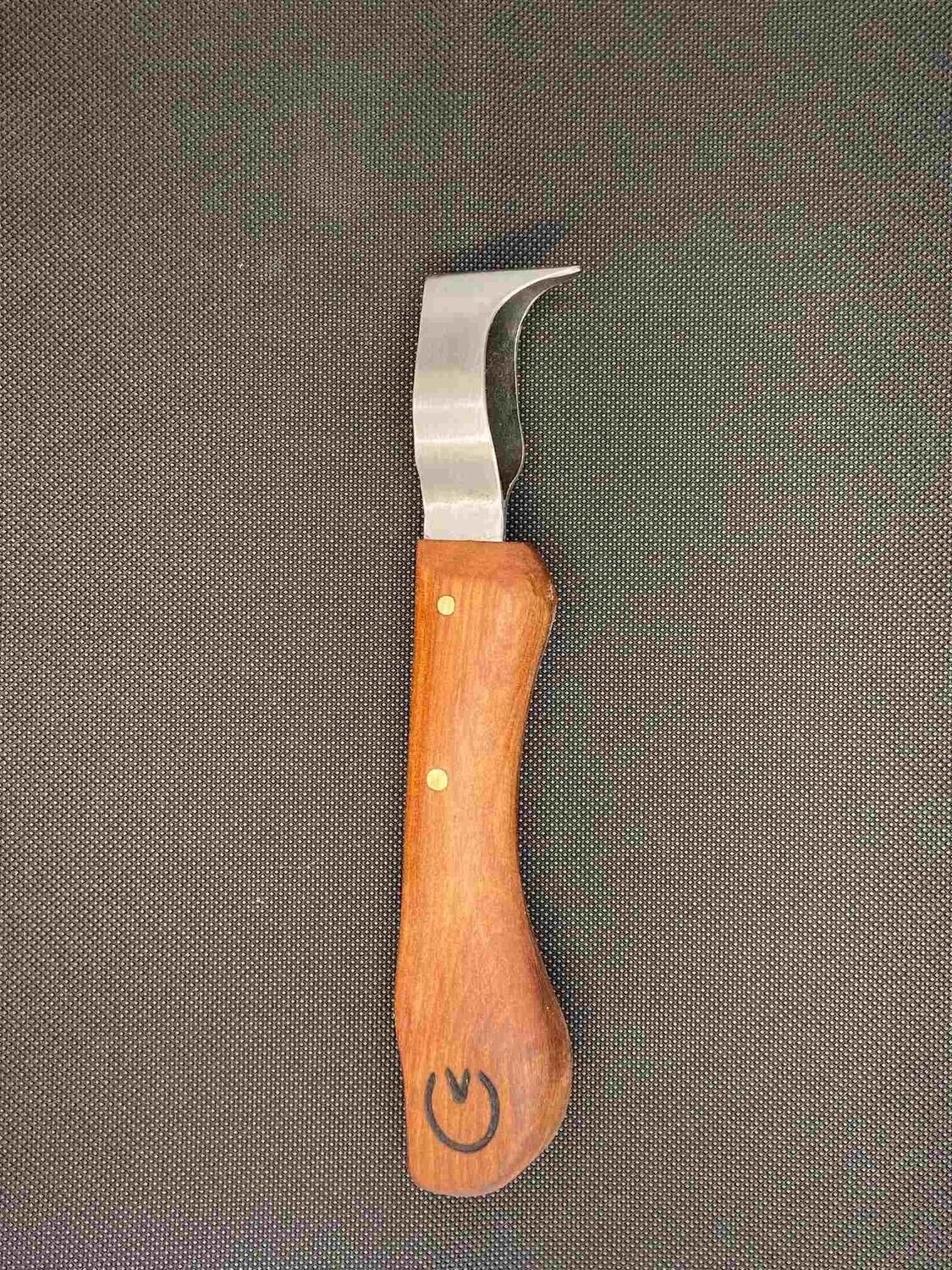 THE WILD KNIFE A KNIFE AND HOOF PICK ALL IN ONE TRIM TOOL