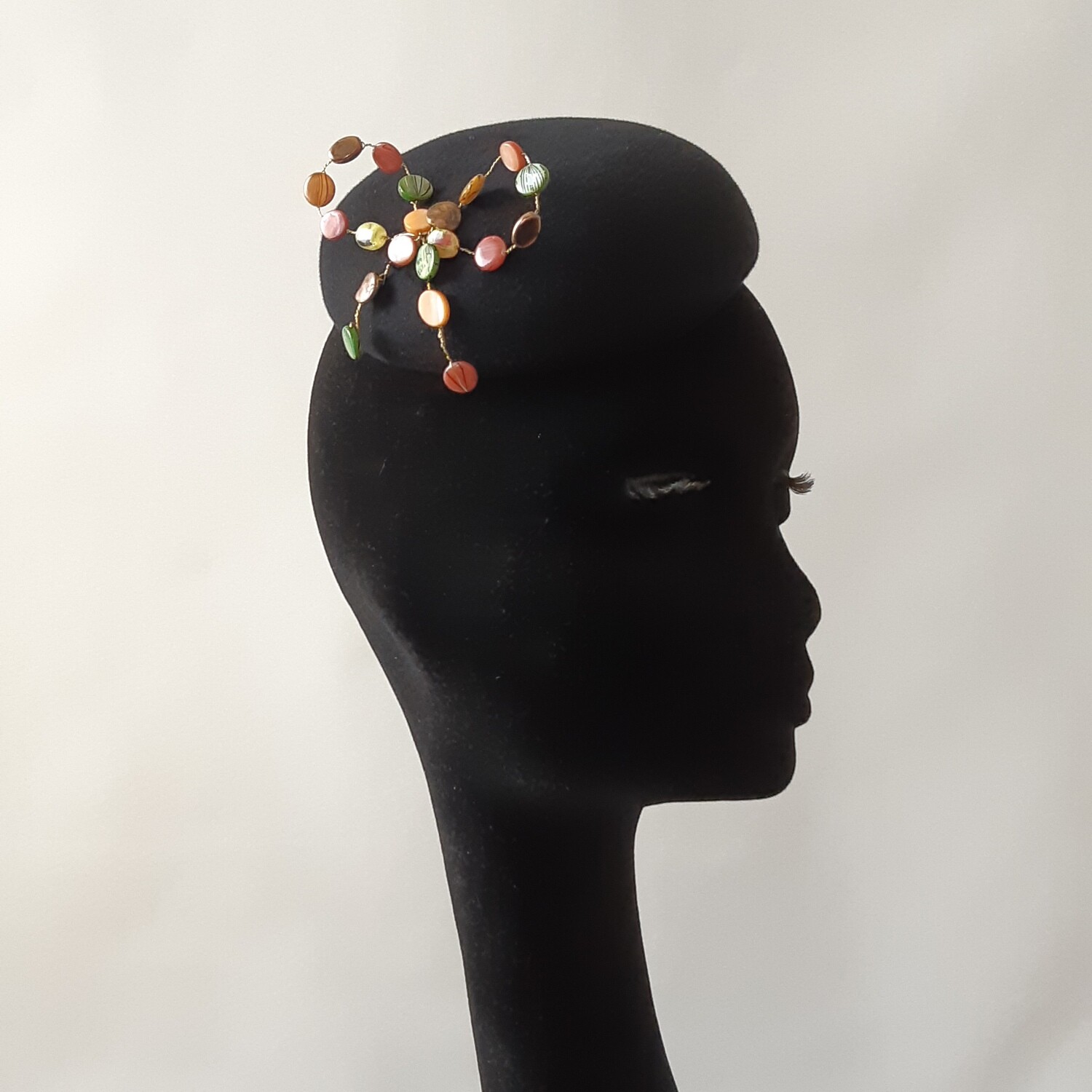 Fascinator zwart fluwelen zomervilt geparelde strik