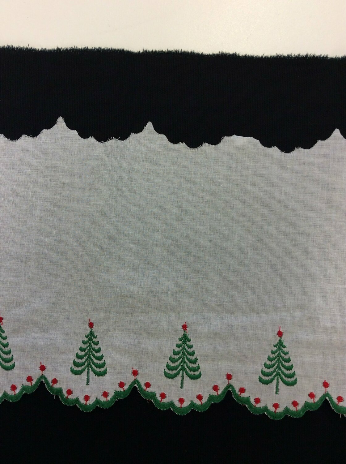 280 Swiss embroidery edging