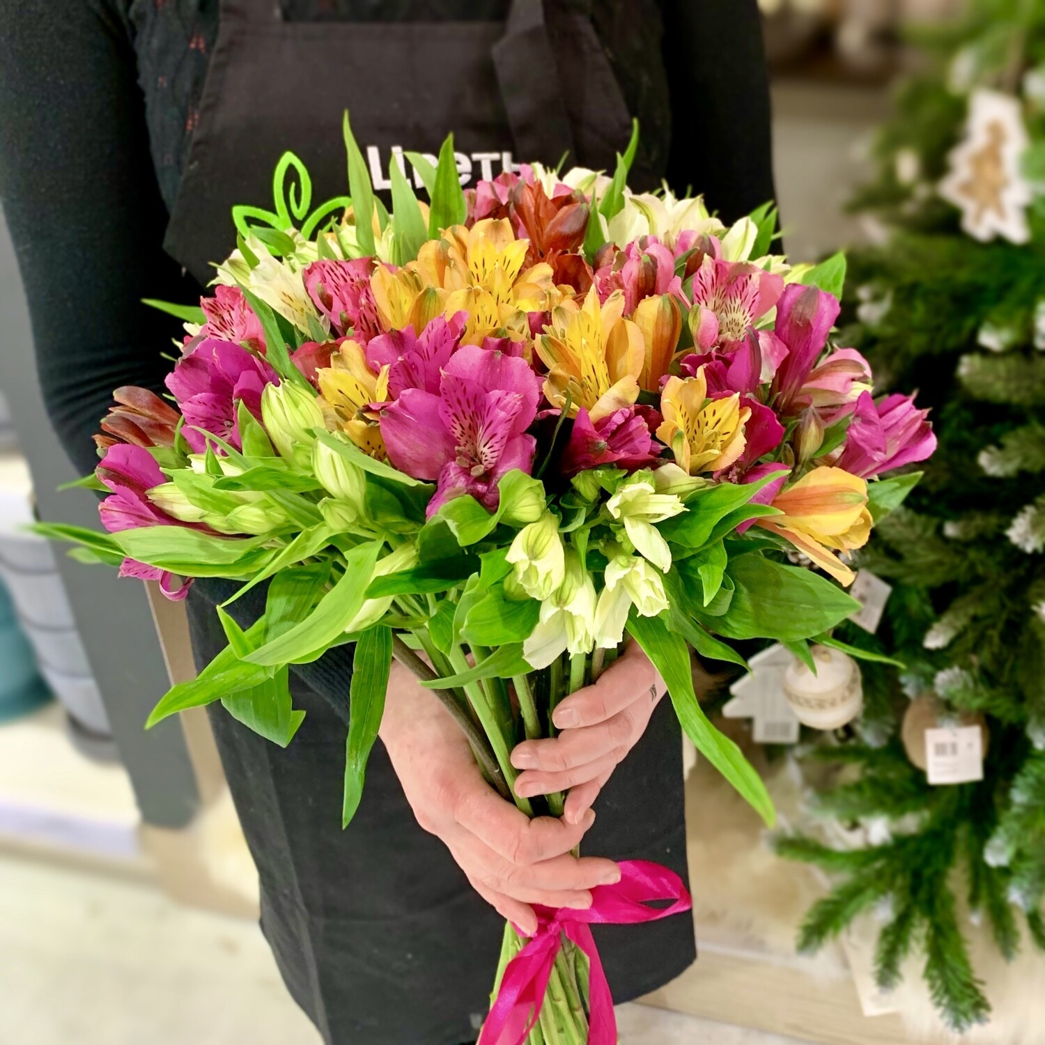 Размер букета невесты. Букет в ширину. Модные букеты. Ширина букета. Букет герберы на длинных ножках фото.