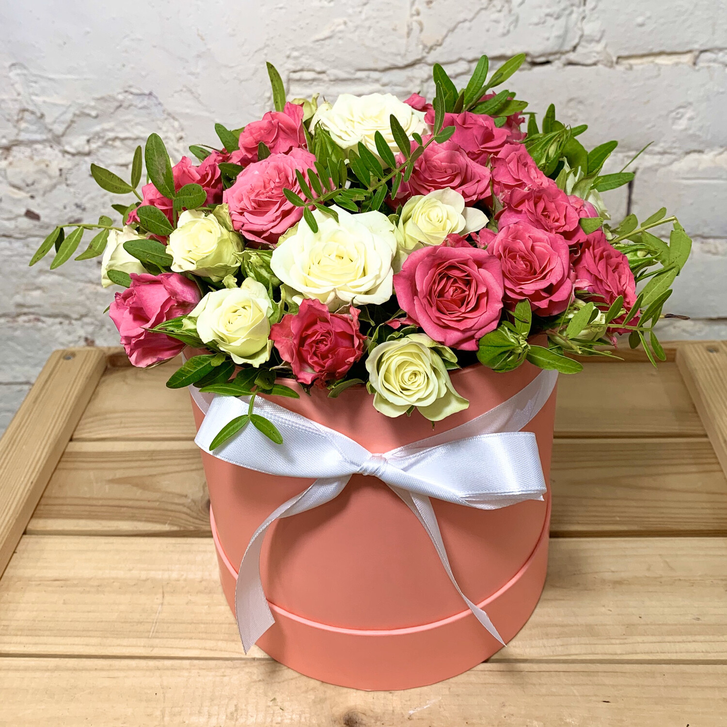 Букет в ширину. Букет с гортензией в сумочке. Размер букета невесты. Вертикальный букет с гортензией. Ширина букета.