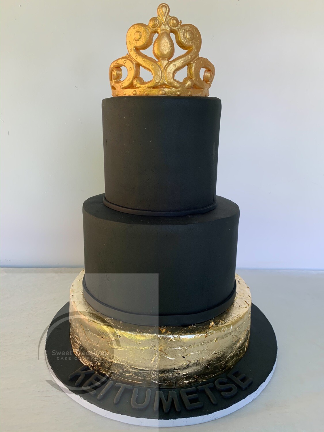 Black and gold Crown cake