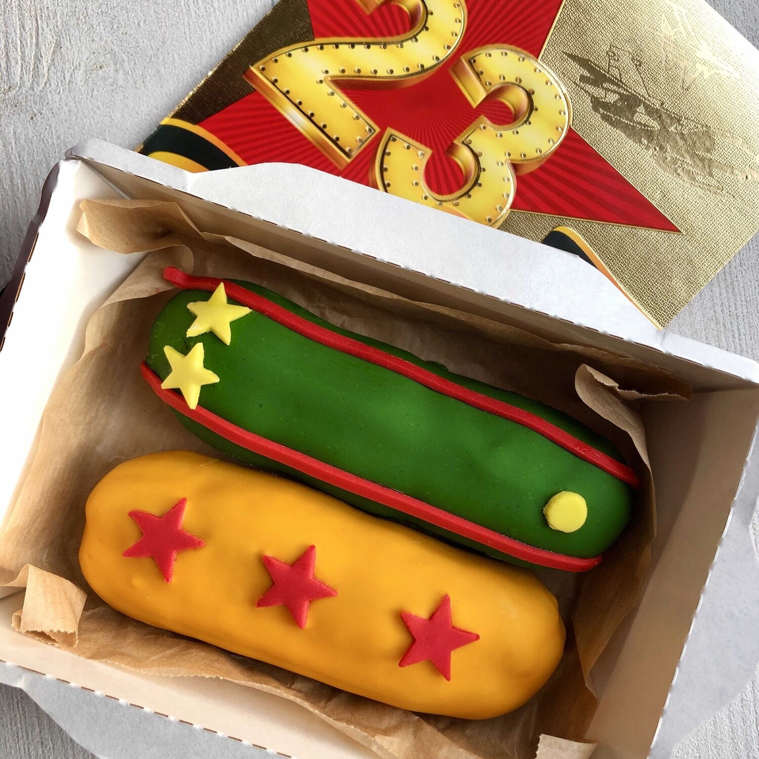 пирожные на 23 февраля. украшение торта на 23 февраля. пряники на 23 февраля. подарок на 23 февраля из глины. выпечка на 23 февраля.