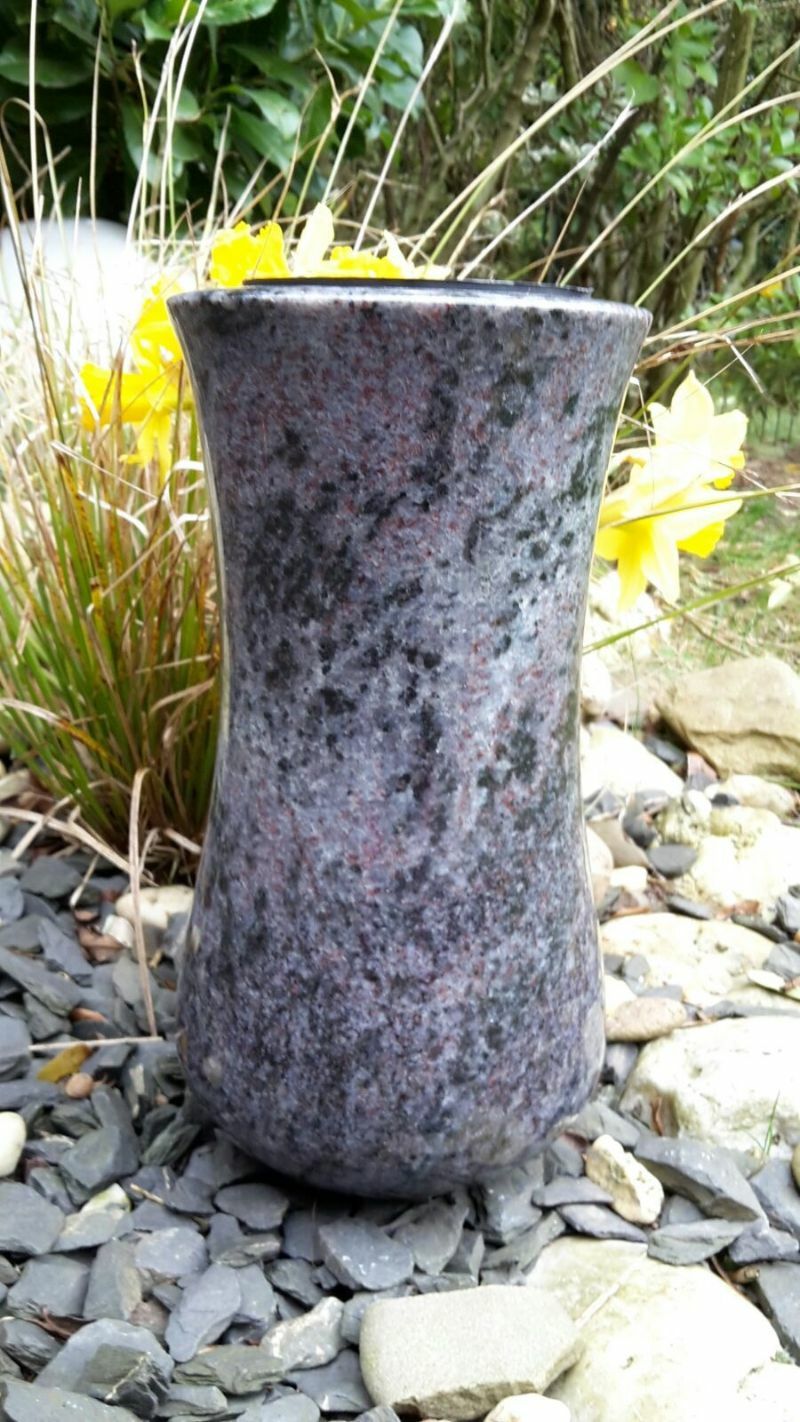 Grabvasen aus Granit
