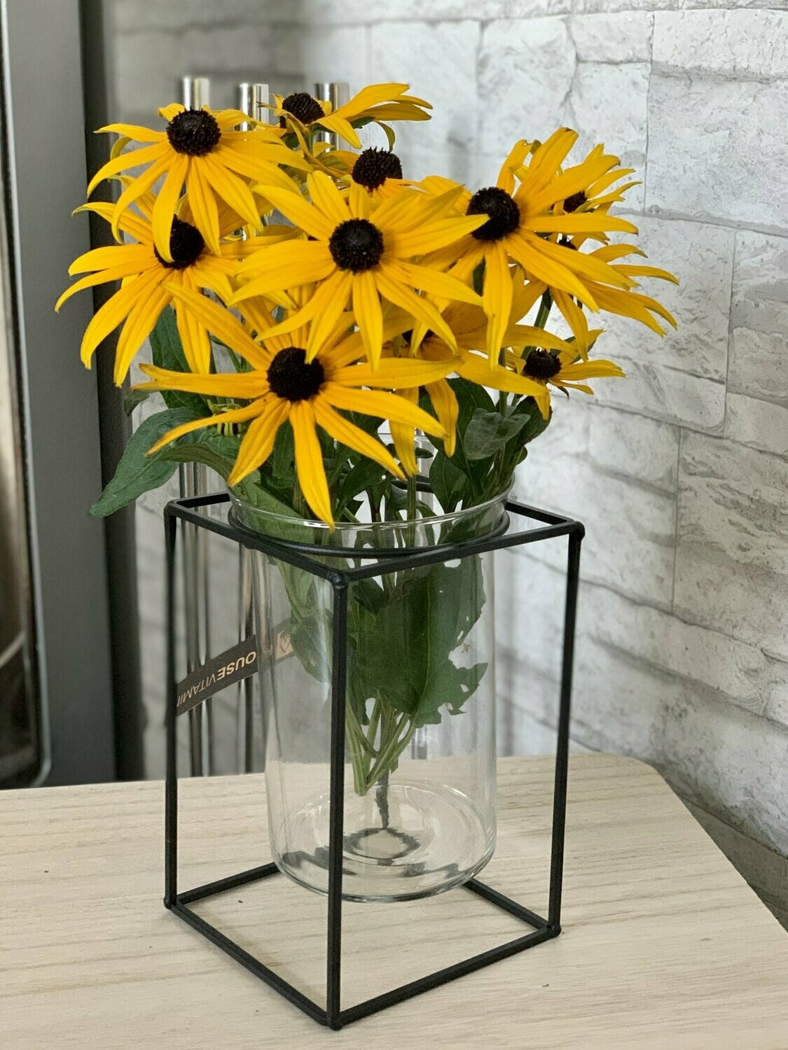 Metallgestell mit Vase, eckig