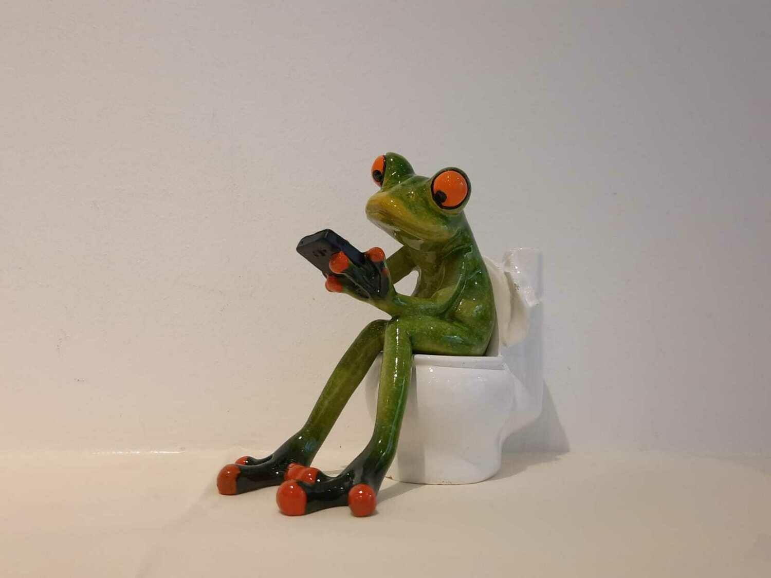 Frosch hellgrün auf Toilette sitzend 13cm