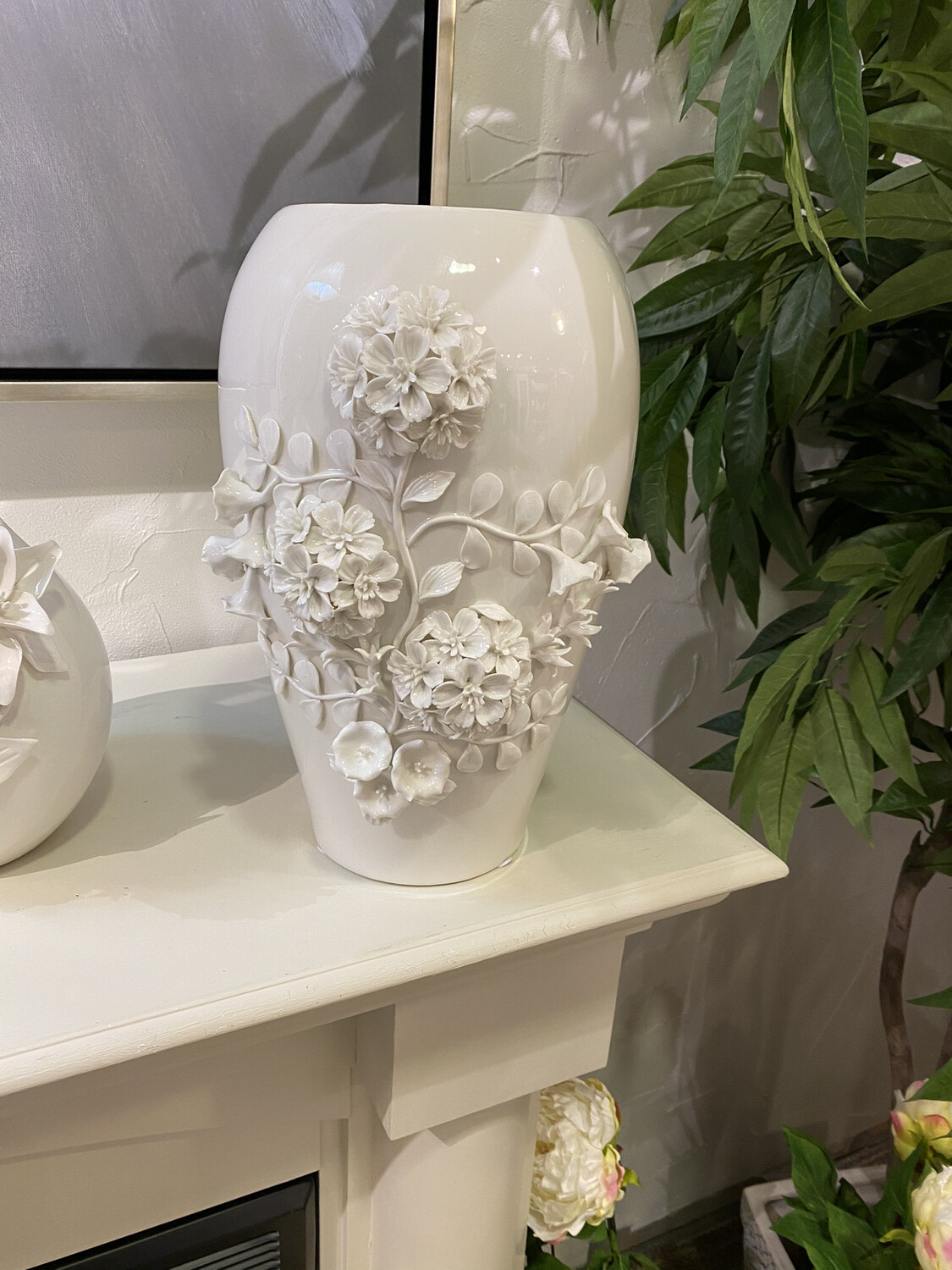 VASE W/ RAISED FLOWERS LG DK&K