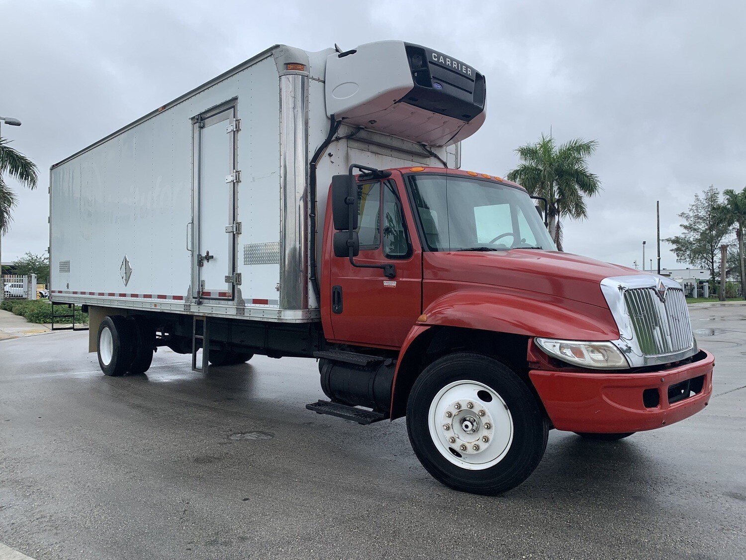 2005 International 4300 Reefer W/26’ft Supreme box with Carrier unit