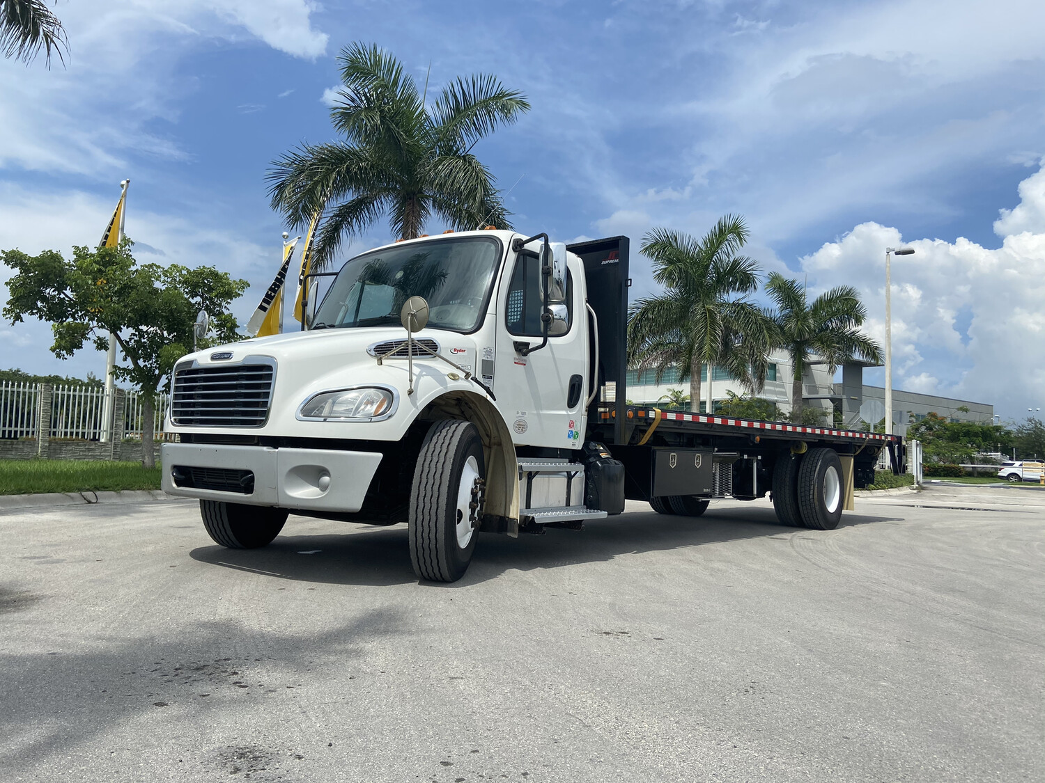 2014 Freightliner M2106 W/26’ Ft Flatbed Dual piston tuckaway liftgate