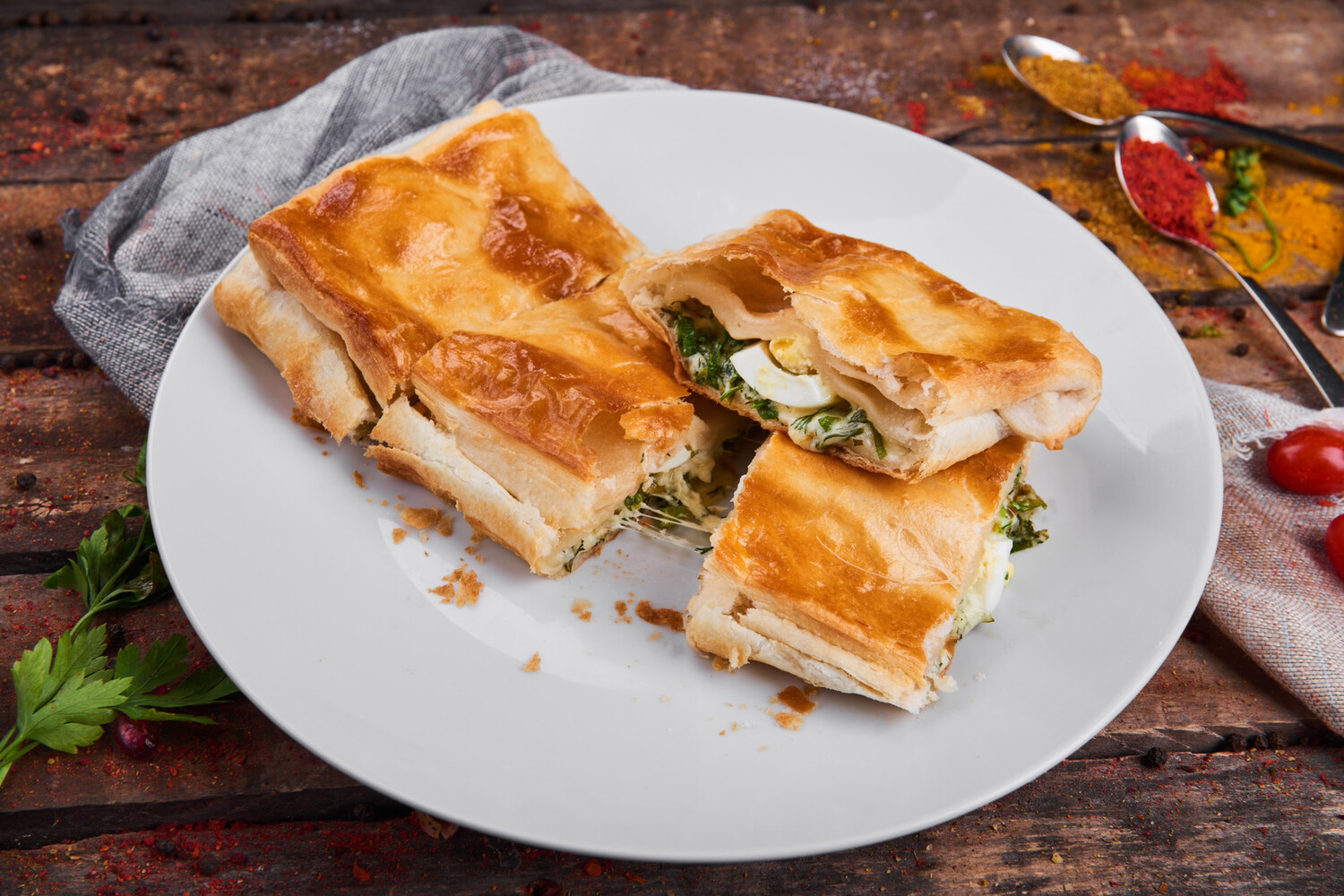 Хачапури с сыром, зеленью и яйцом