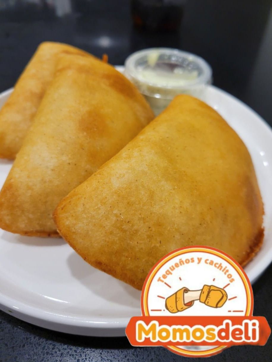 Momo's Deli - Empanada - Chicken x 4